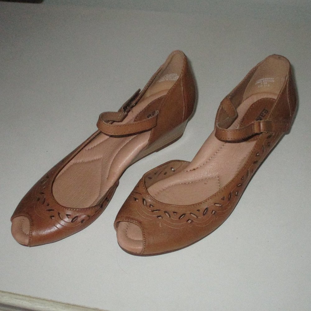 Earth "Sugarberry" Womens Tan Laser Cut Leather Mary Jane Wedge NWOB - Size 7.5B
